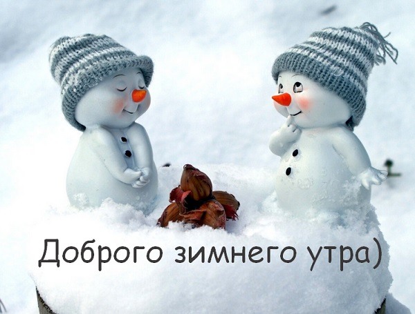 Два снеговика в шапочках